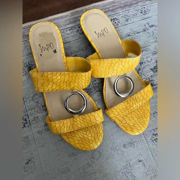 Fun yellow sandals. Size 7.5 - Picture 2 of 3